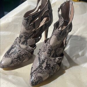 Elegant Snakeskin Pattern Heels‎